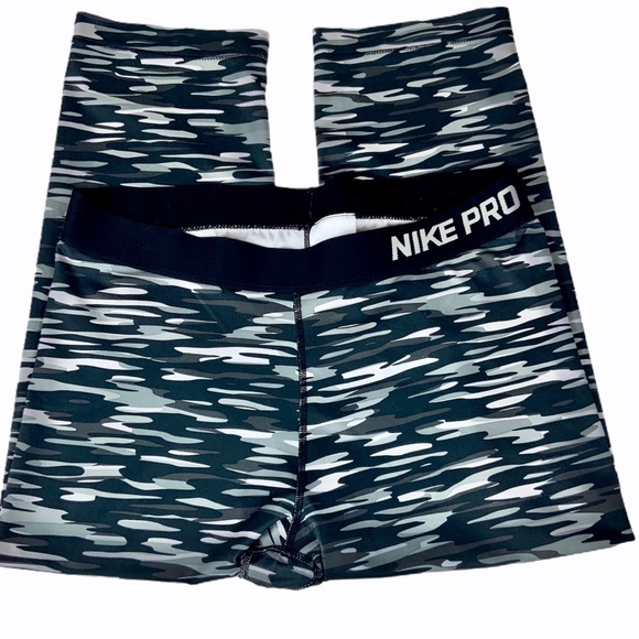 Nike Pants - NIKE PRO camo print capris work out pants. SZ XL